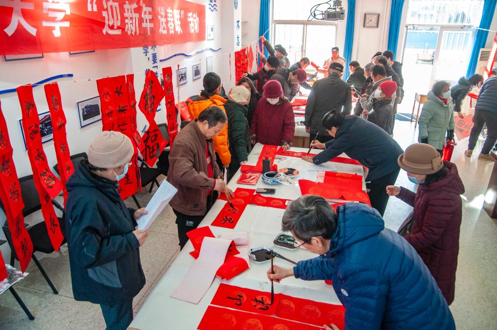 学校举办“迎新年 送春联”活动