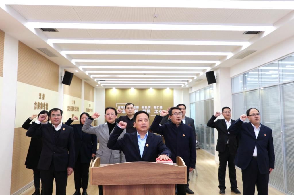 学校举行监察官宪法宣誓仪式