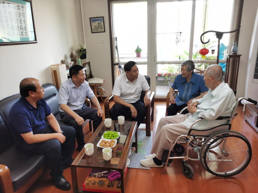 学校领导赴京探望援建老同志代表