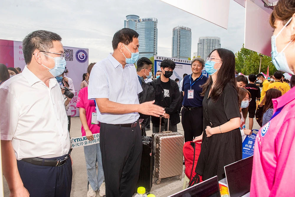 烟台大学热情迎接7千余名本科新生载梦而来