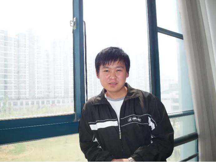 千里烟寻丨秦伟:学术先锋,量子探秘的科研之路-烟台大学|YanTai University