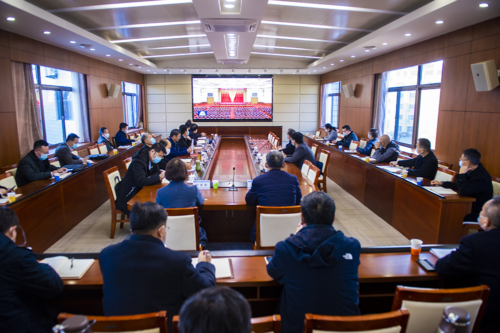校党委理论学习中心组专题 学习党的十九届六中全会精神