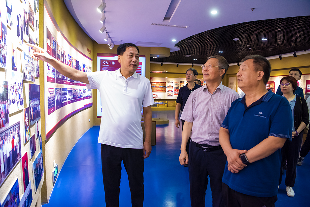 中国社会科学院民族学与人类学研究所党委书记赵天晓一行来校访问